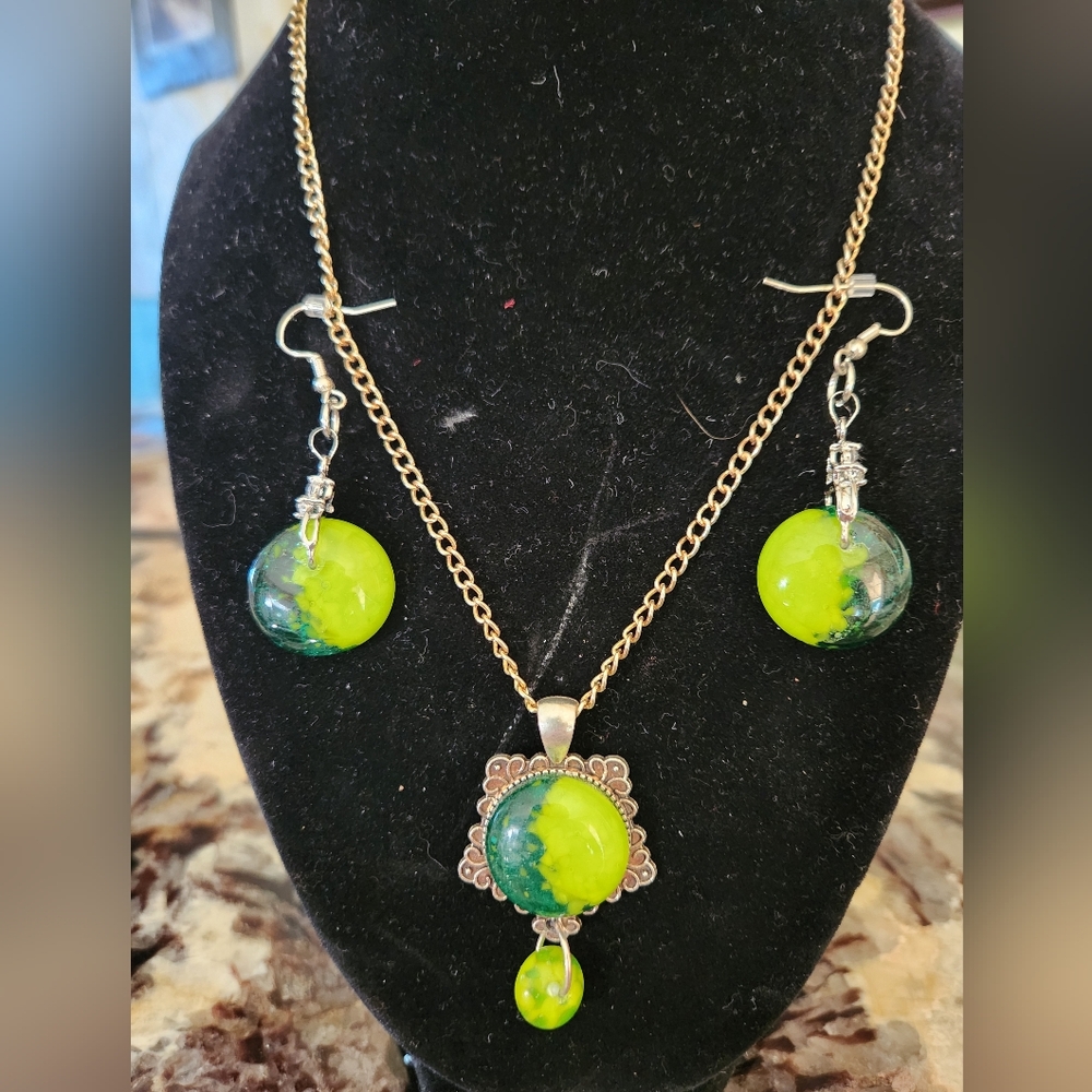 Elegant Green and Gold Necklace and Earring Set
